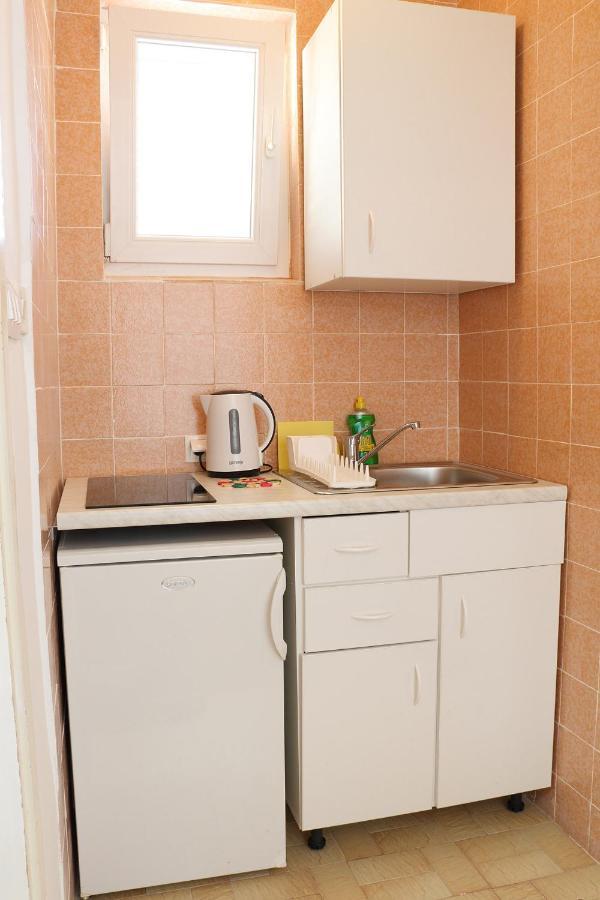 Apartment For One Person Kukljica Exterior photo